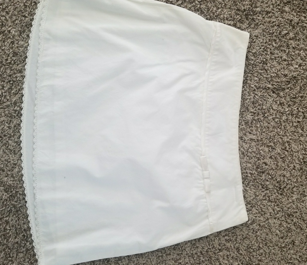 White mini skirt with bow detail